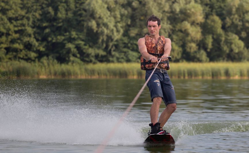 water skiing vs wakeboarding
